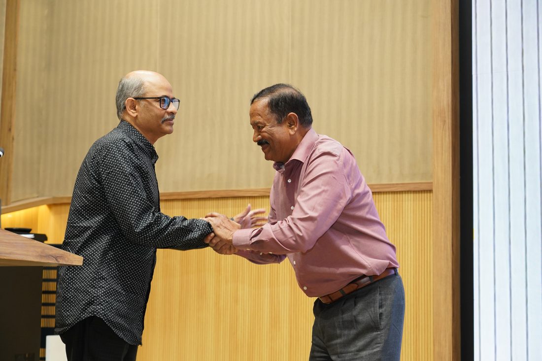 Dr. Rajasekara Chakravarthi being felicitated at a dialysis learning conclave
