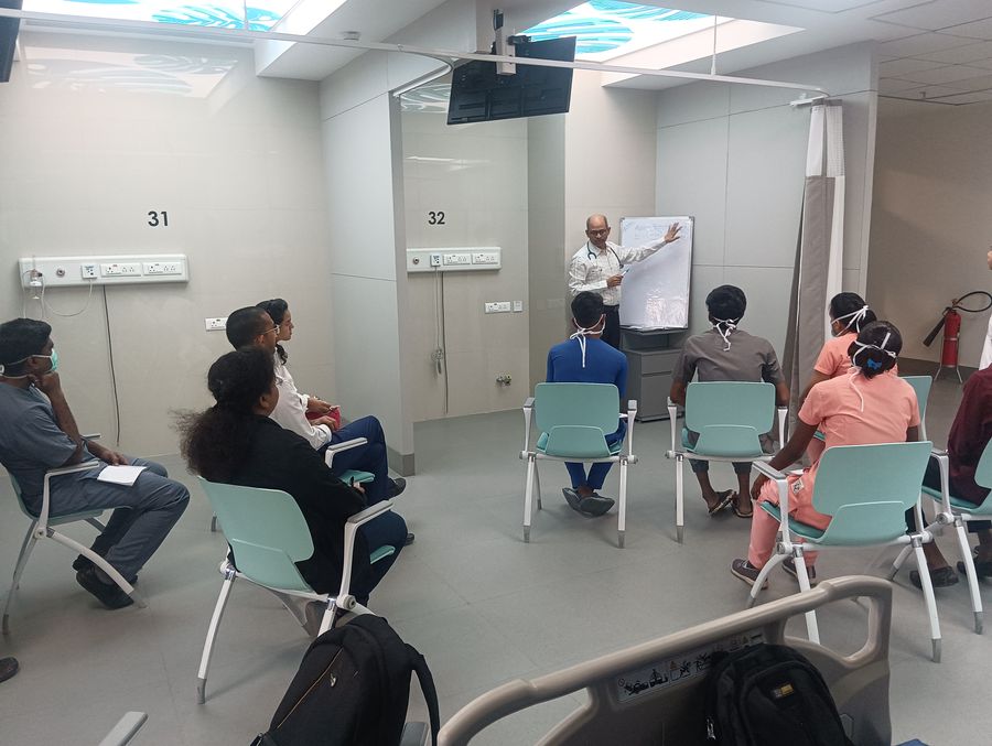 Dr. Rajasekara Chakravarthi leading a CFYKF patient education session